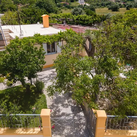 בית נופש Ira's House סאמי